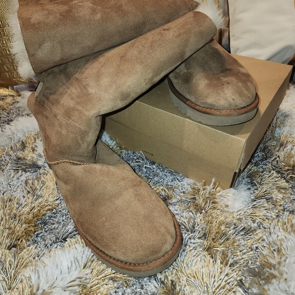 Knee high Ugg boots - Picture 2 of 10
